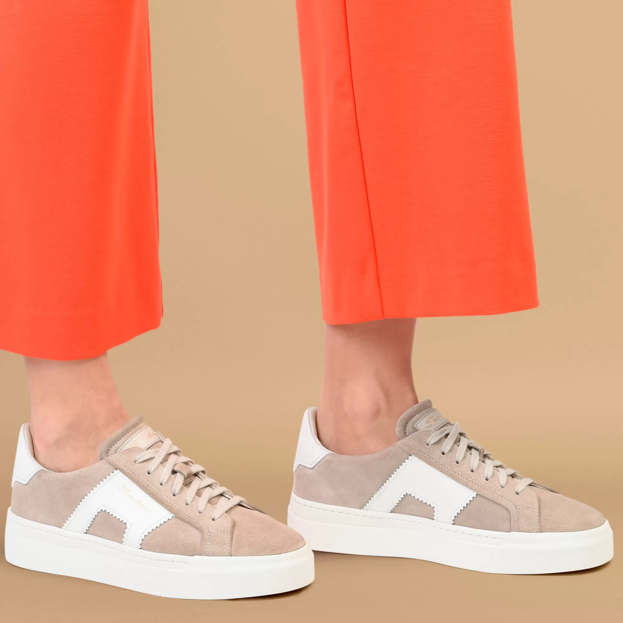 Shop Double buckle sneaker da donna in suede e pelle beige e bianca Vedi tutte le calzature | Sneakers